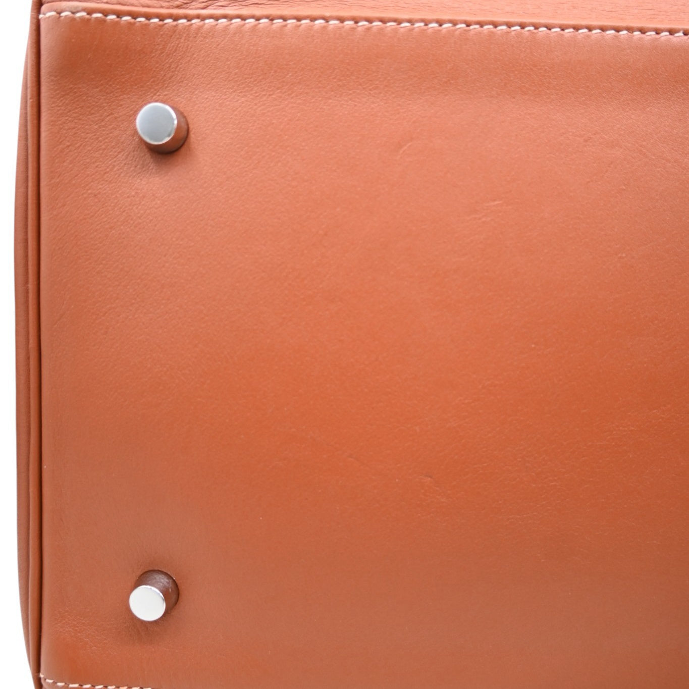 Hermès Kelly 50 Relax in Fauve Sikkim leather with palladium-plated hardware, Square N stamp, left section of the leather base and protective feet