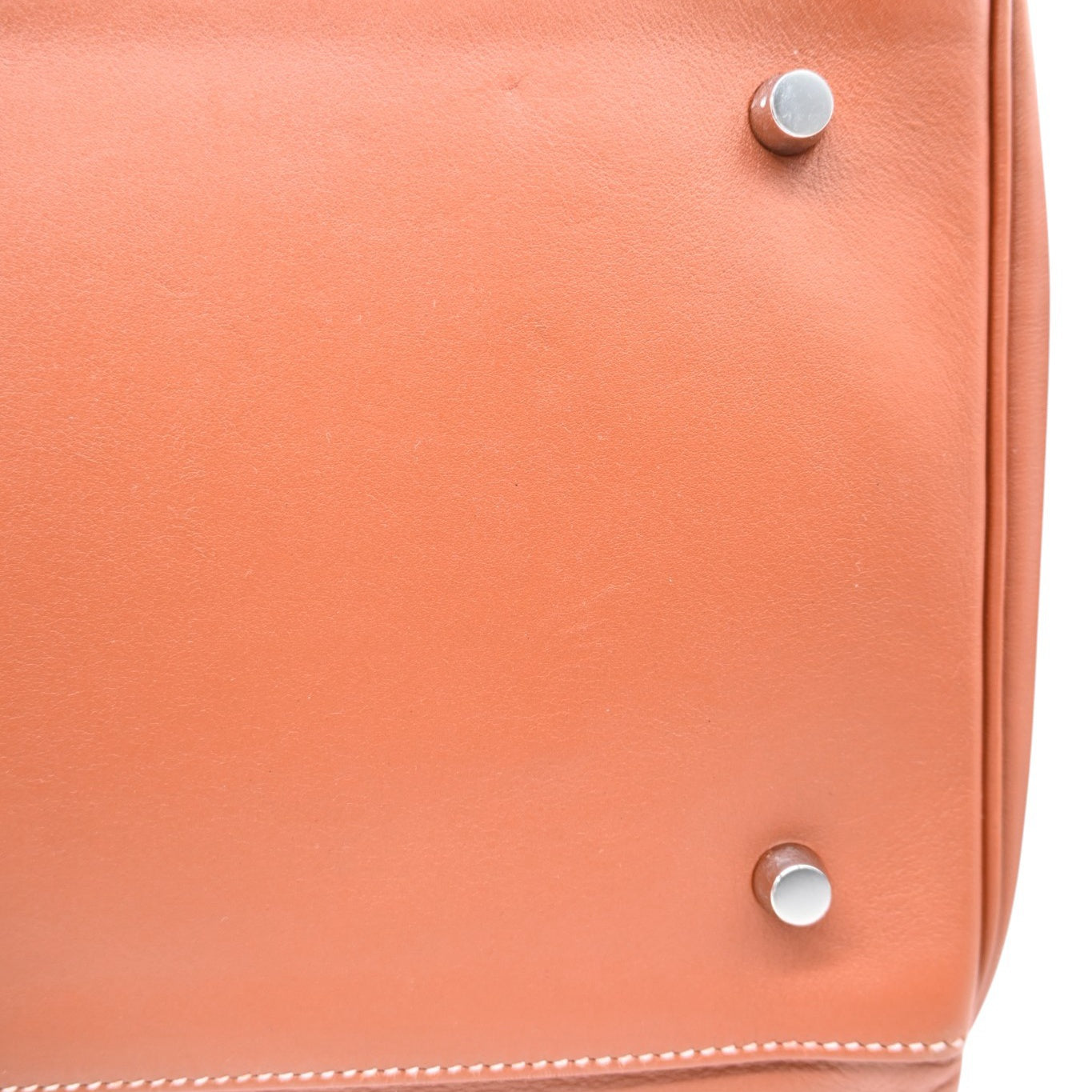 Hermès Kelly 50 Relax in Fauve Sikkim leather with palladium-plated hardware, Square N stamp, right section of the leather base and protective feet