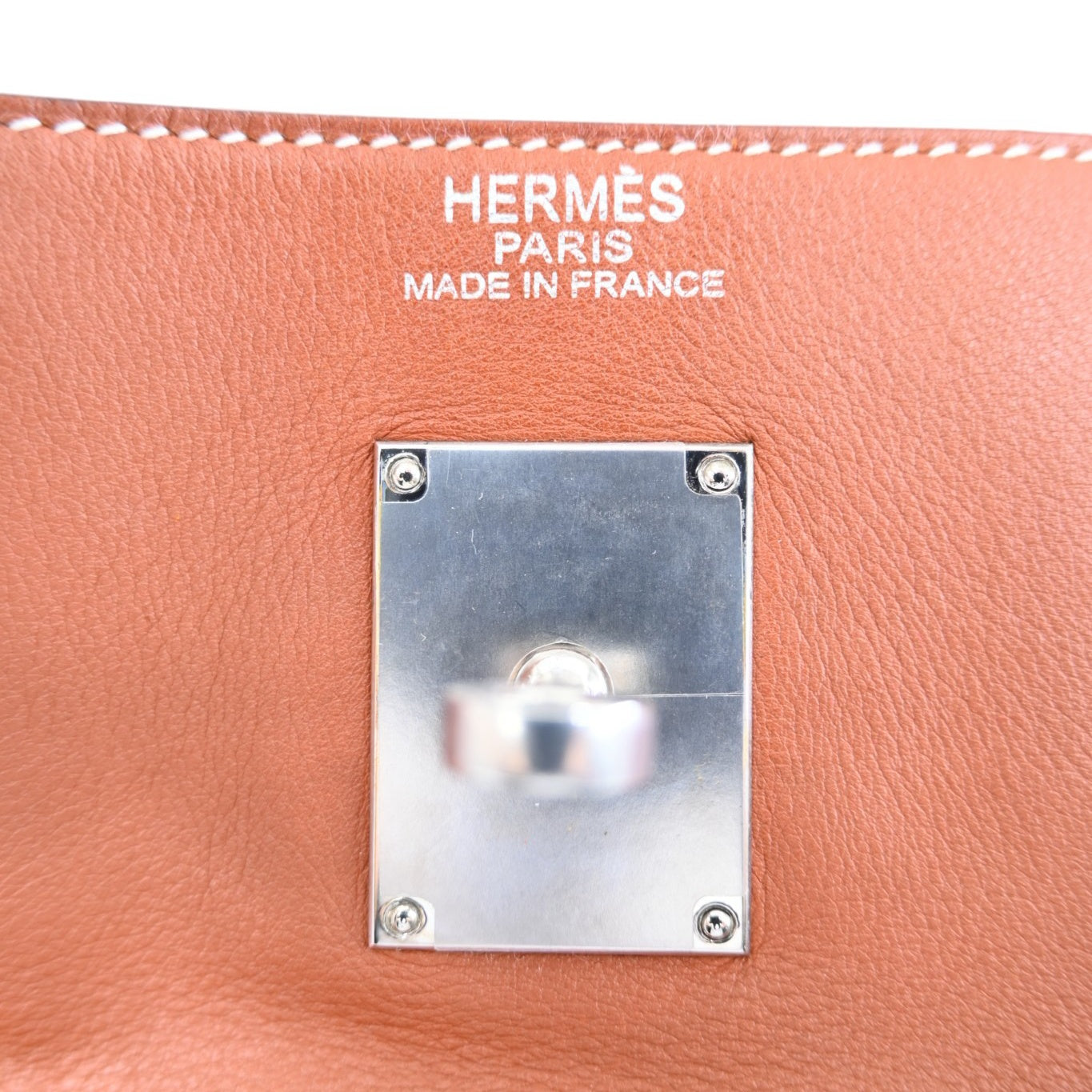 Hermès Kelly 50 Relax in Fauve Sikkim leather with palladium-plated hardware, Square N stamp, Hermès Paris stamp and palladium hardware close-up