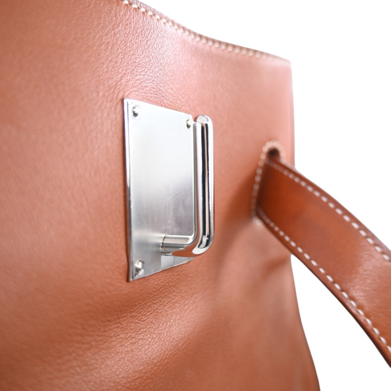 Hermès Kelly 50 Relax in Fauve Sikkim leather with palladium-plated hardware, Square N stamp, left closure-strap hardware plate