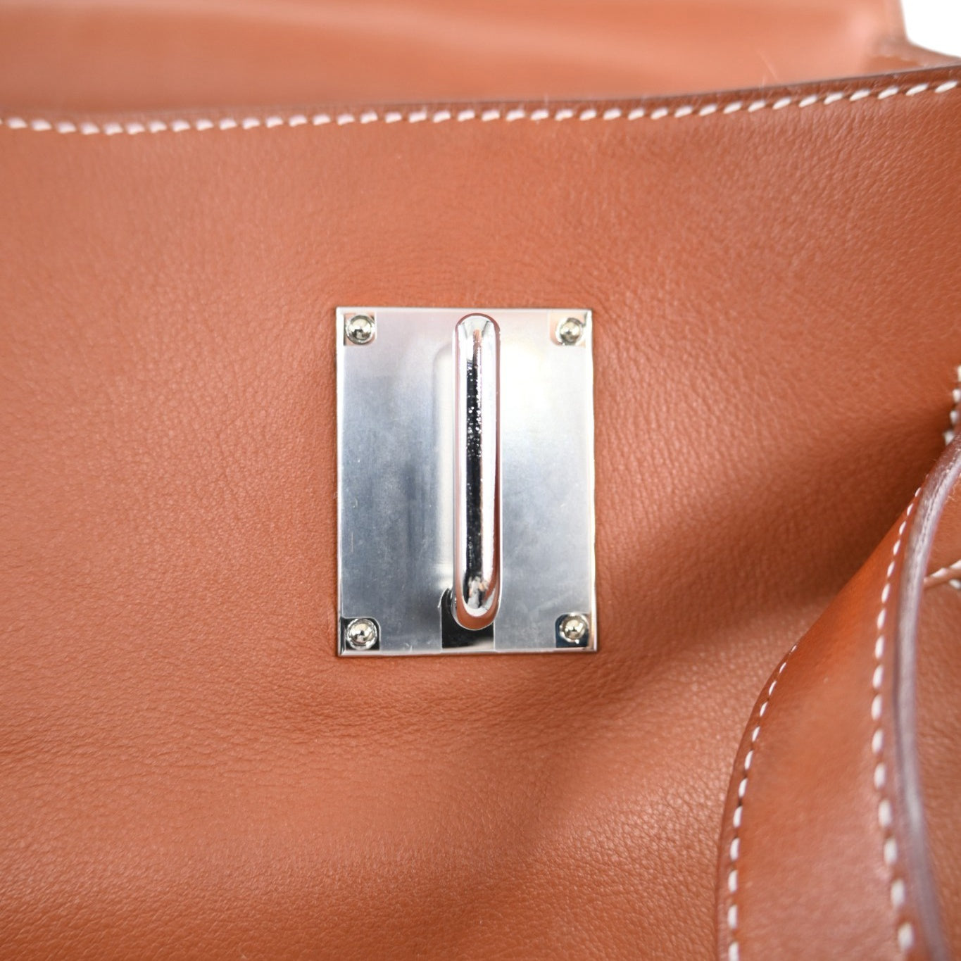 Hermès Kelly 50 Relax in Fauve Sikkim leather with palladium-plated hardware, Square N stamp, right interior closure-strap plate