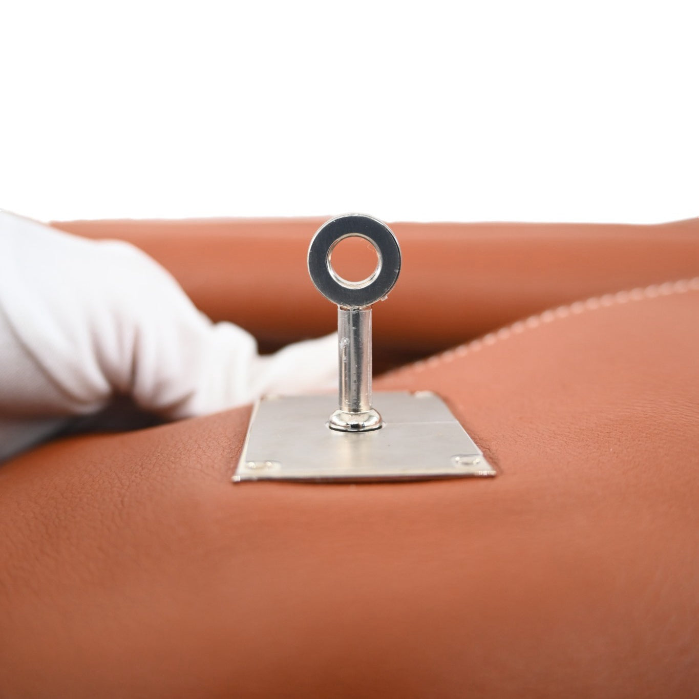 Hermès Kelly 50 Relax in Fauve Sikkim leather with palladium-plated hardware, Square N stamp, turn-lock post close-up