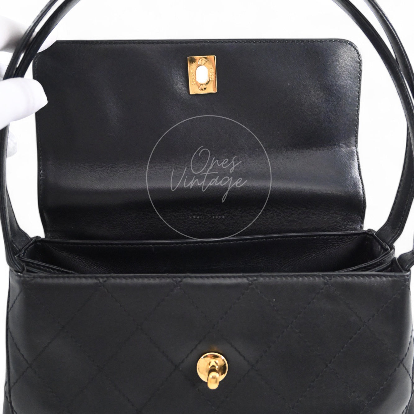[Pre-owned] Chanel Vintage Black Lambskin CC Turn Lock Shoulder bag