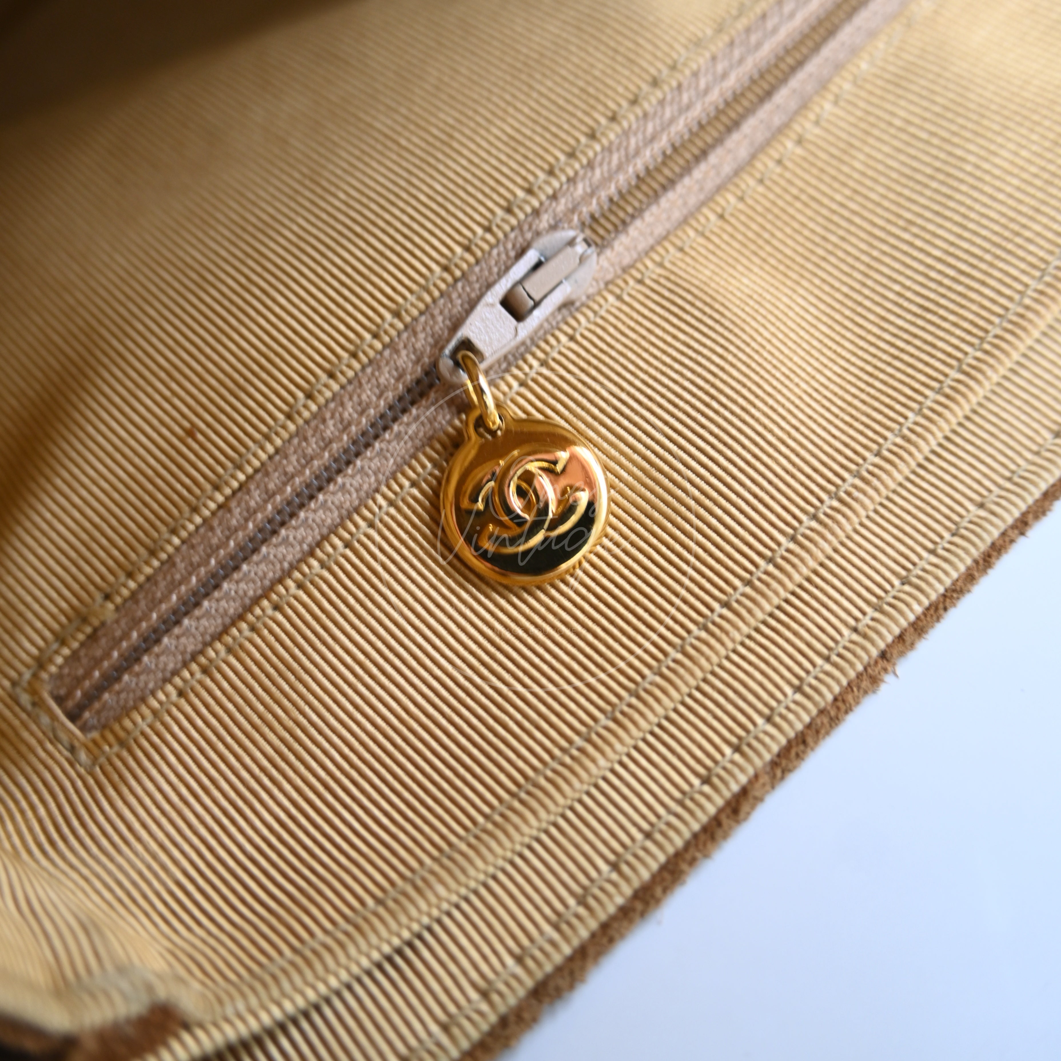 [Pre-owned] Chanel Quilted Suede Turnlock Shoulder Bag