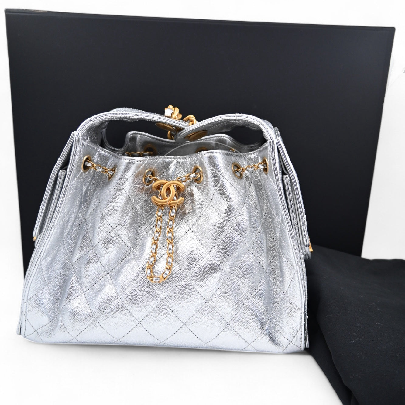 [Pre-owned] Chanel 25 Small Silver Caviar Handbag