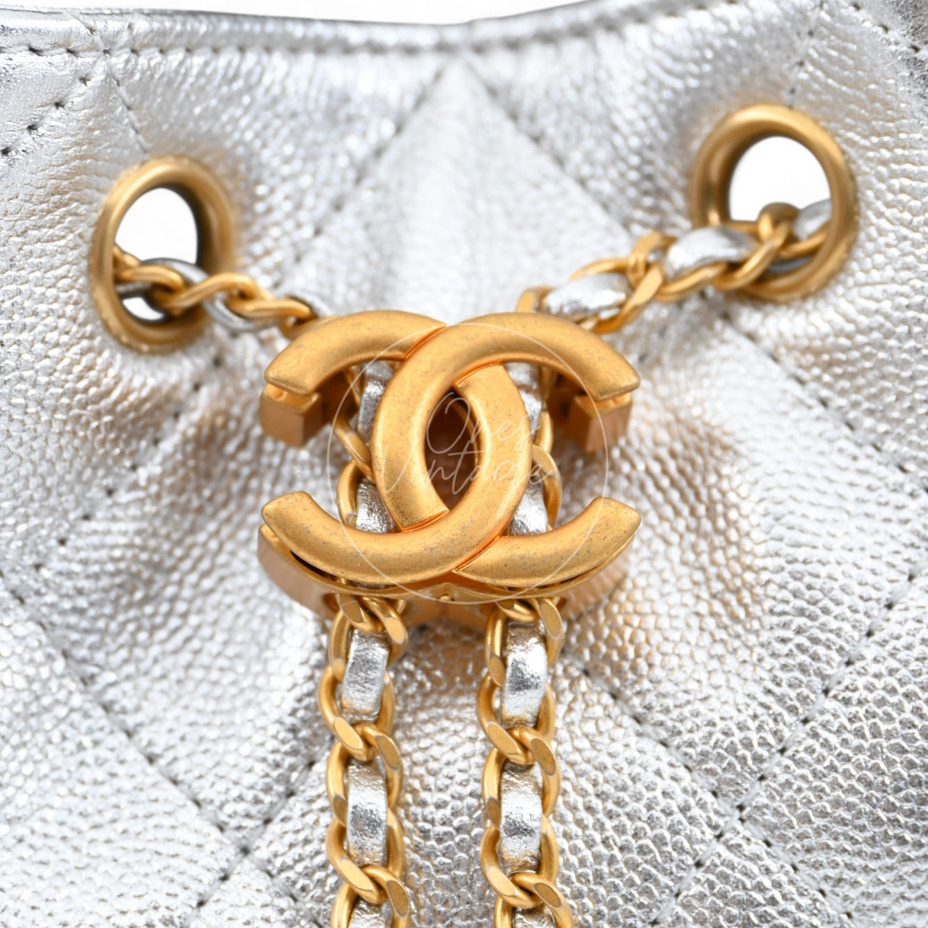 [Pre-owned] Chanel 25 Small Silver Caviar Handbag