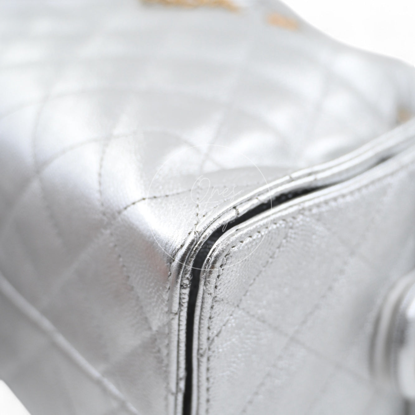 [Pre-owned] Chanel 25 Small Silver Caviar Handbag