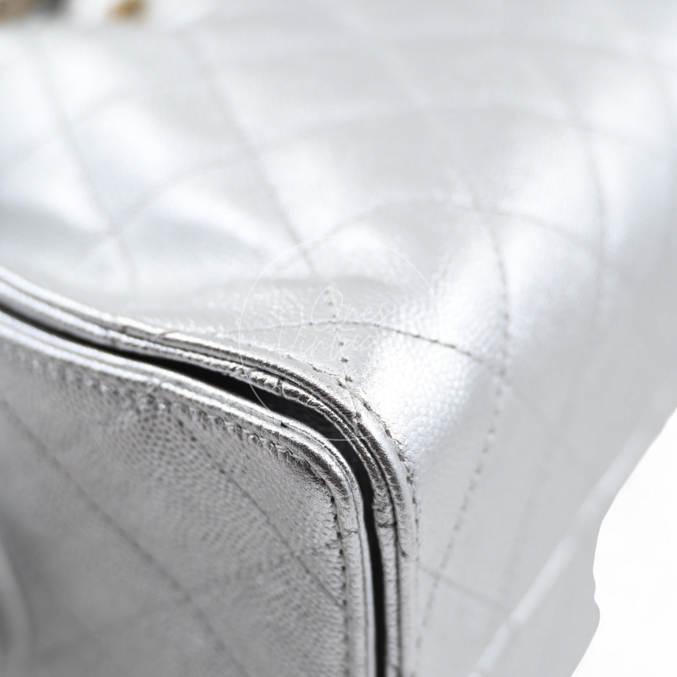 [Pre-owned] Chanel 25 Small Silver Caviar Handbag