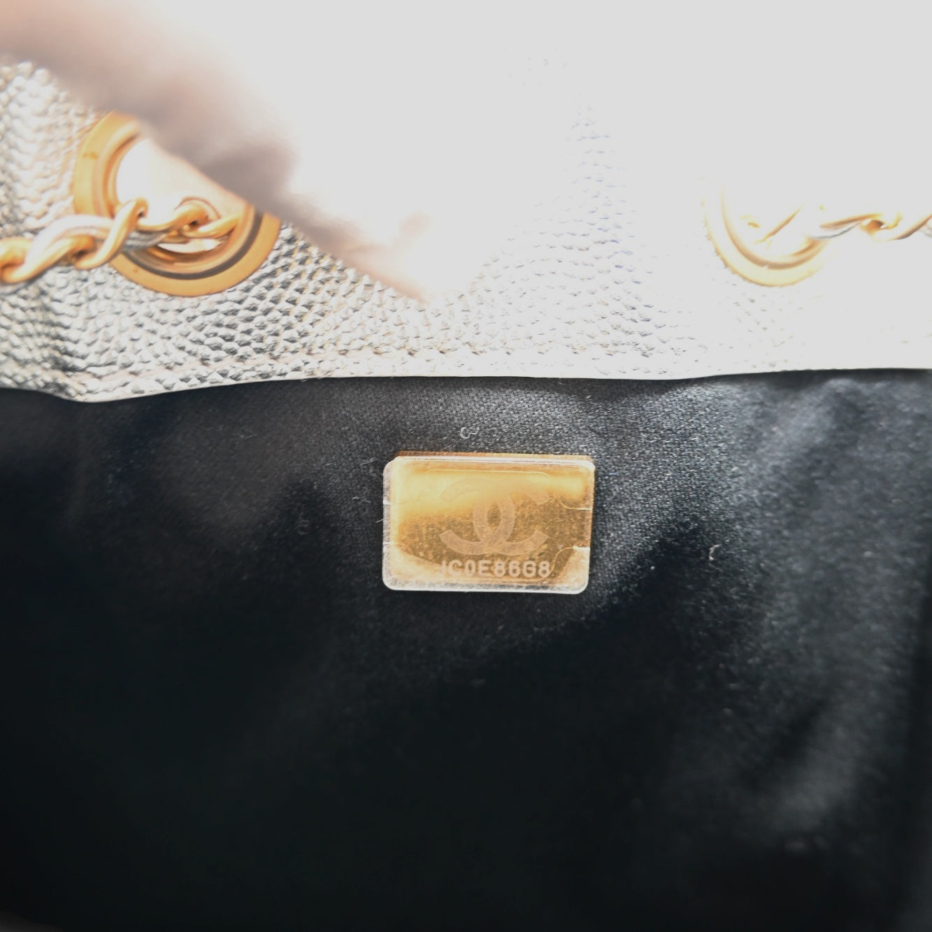 [Pre-owned] Chanel 25 Small Silver Caviar Handbag