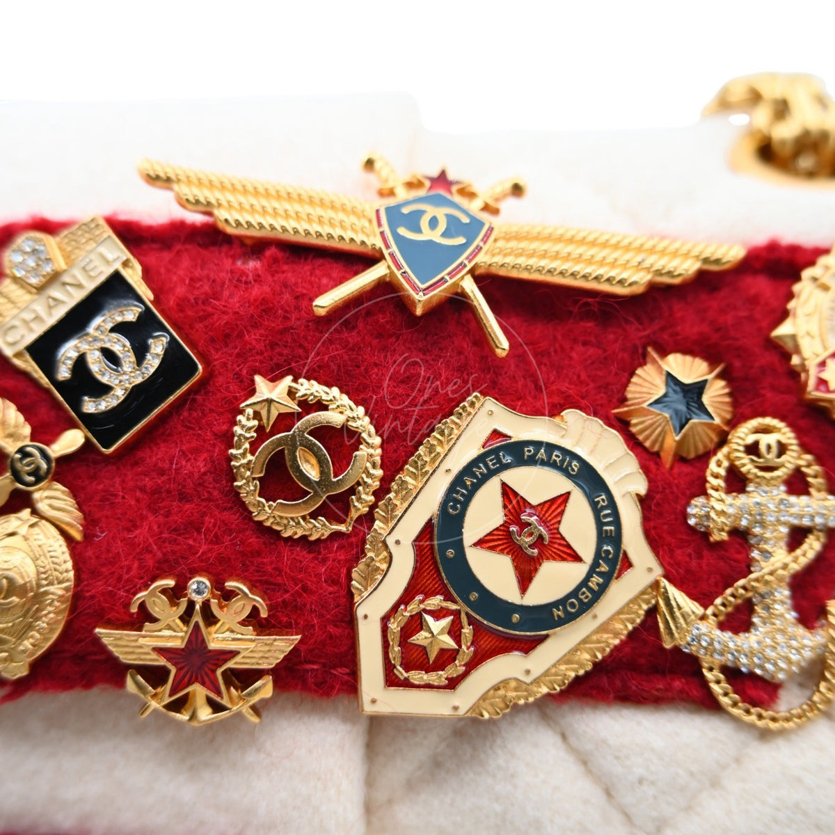 Chanel Paris-Moscou Romanov Reissue Wool 2.55 Flap Bag 2009 Pre-Fall Métiers d'Art in neutral wool fabric, gold-tone chain detail and decorative crest-style hardware detail