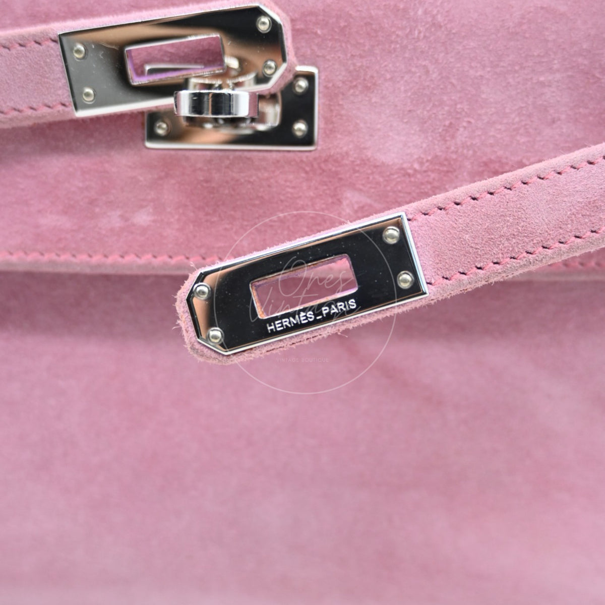 Hermès Kelly Pochette Veau Doblis in pink suede, Hermès Paris logo and rectangular metal logo plate detail