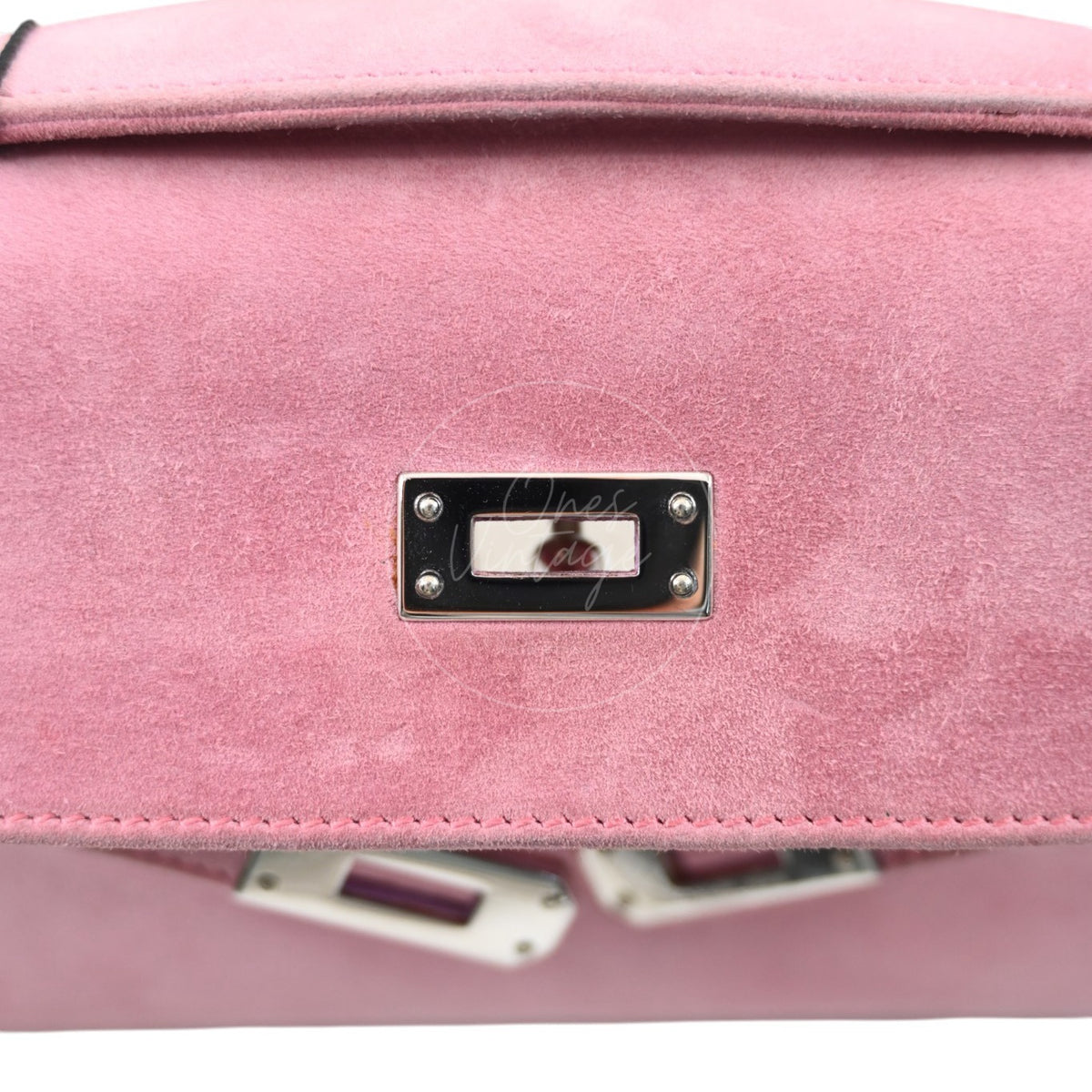 Hermès Kelly Pochette Veau Doblis in pink suede, rectangular logo plaque and four-screw fastening detail