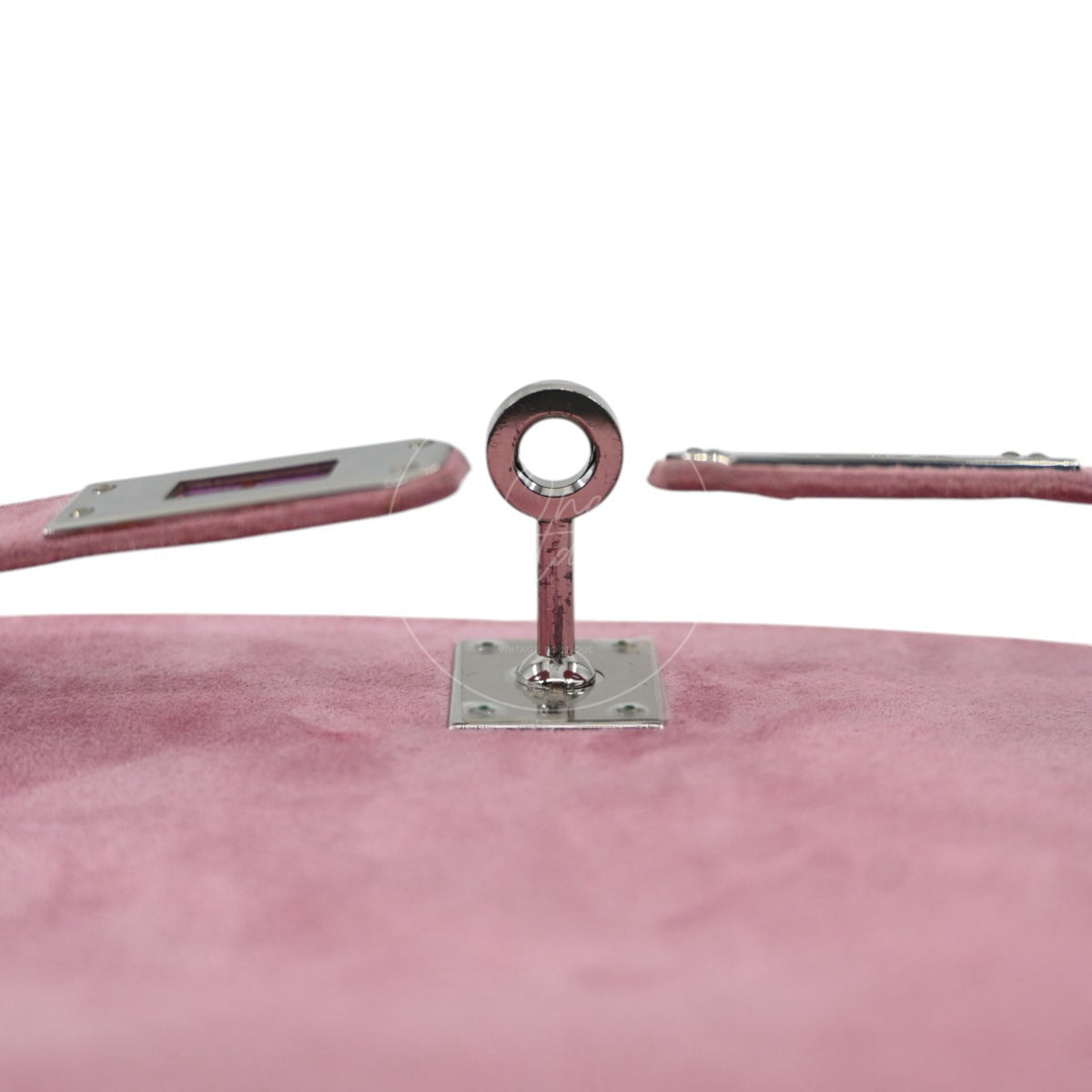 Hermès Kelly Pochette Veau Doblis in pink suede, circular handle ring and central handle post detail