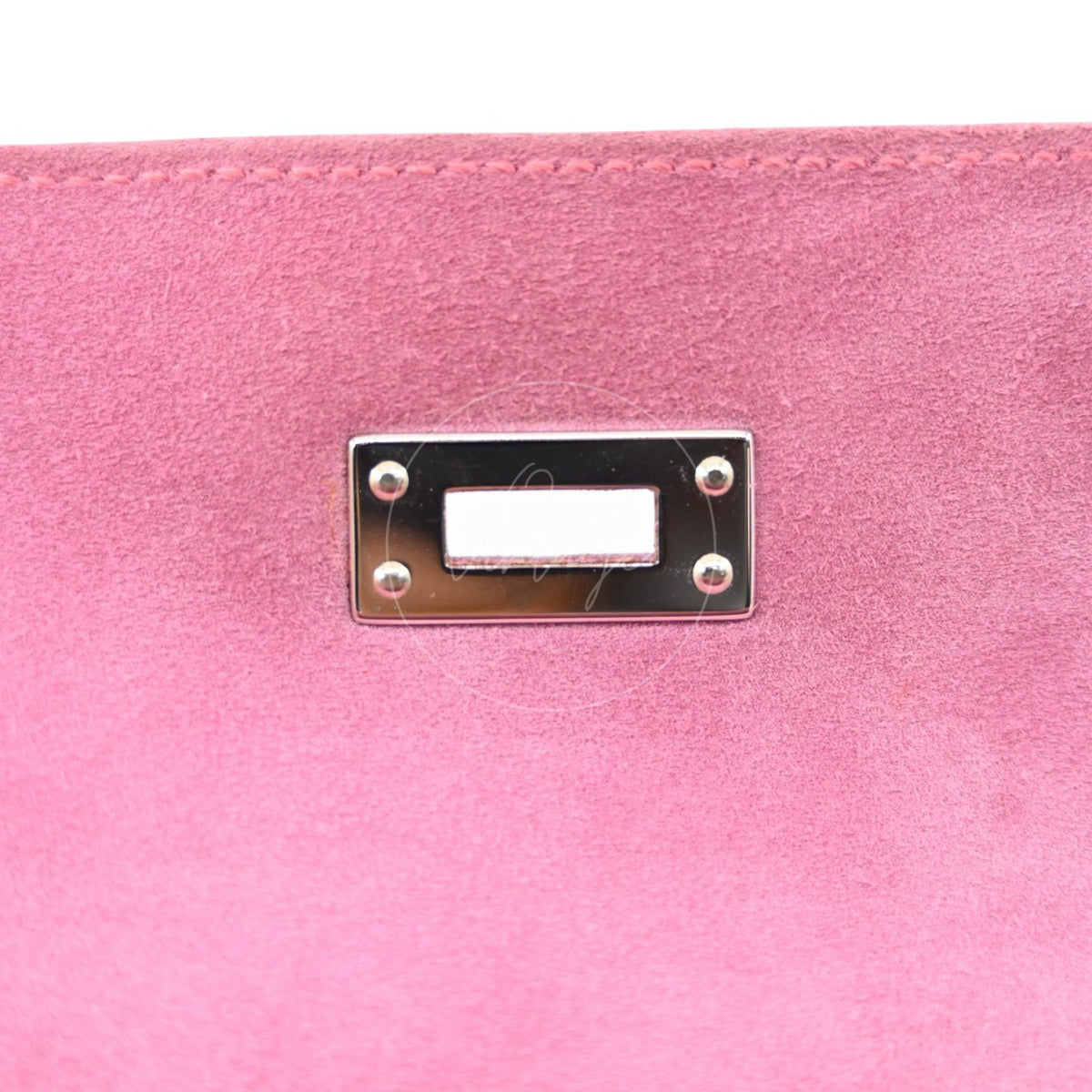 Hermès Kelly Pochette Veau Doblis in pink suede with palladium hardware, rectangular clasp plate and central rectangular closure detail