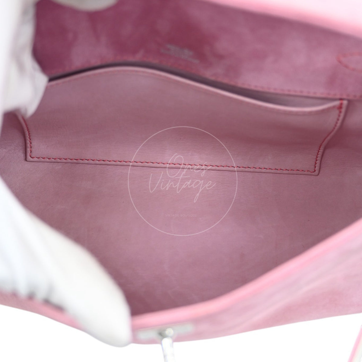 Hermès Kelly Pochette Veau Doblis in pink suede, interior slip pocket and contrast stitching detail