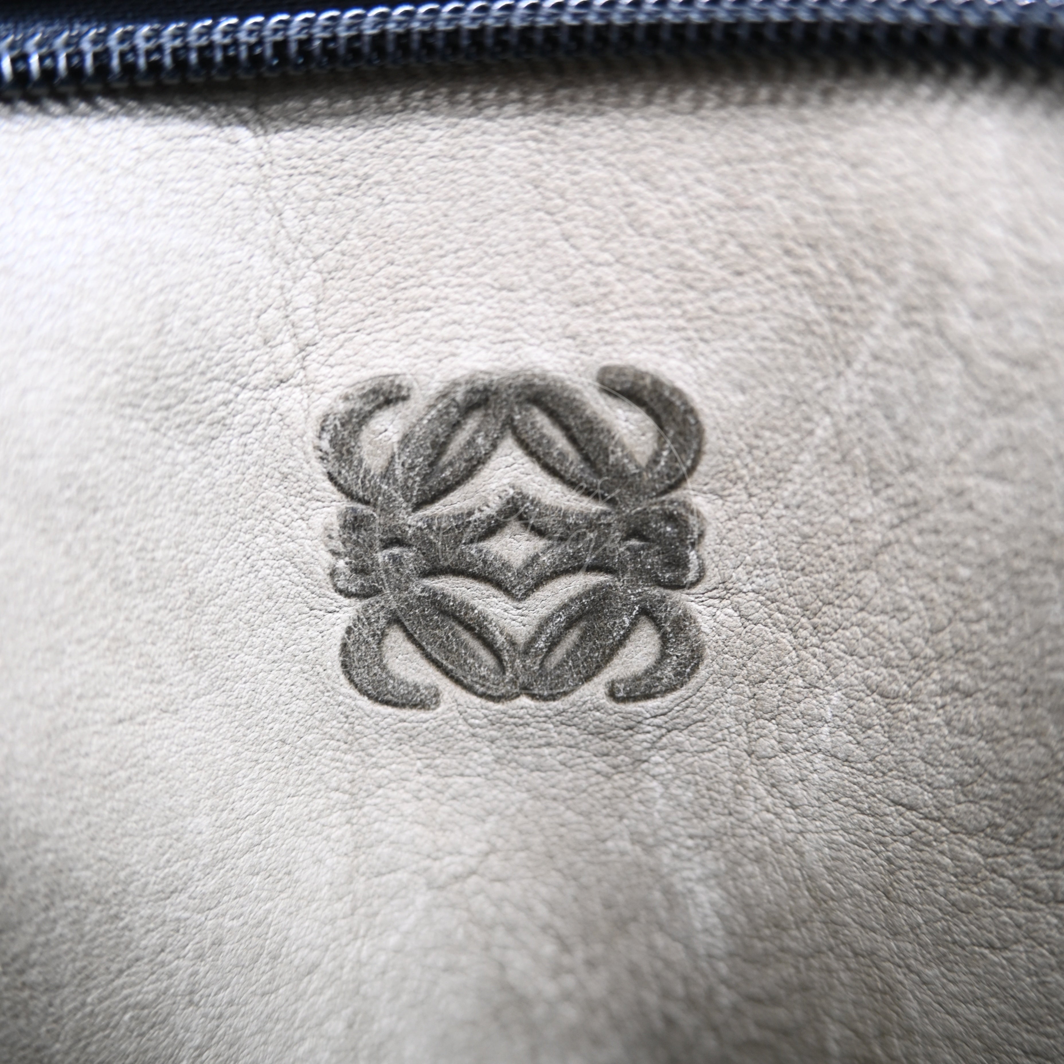 [Pre-owned] Loewe Amazona 27 Suede Khaki Handbag
