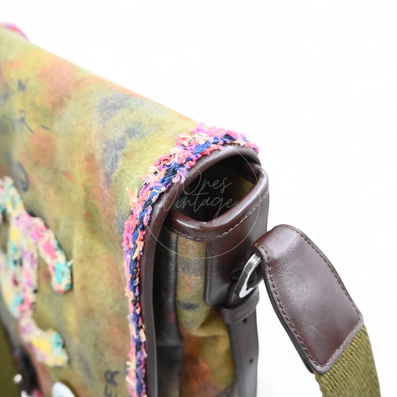 [Pre-owned] Chanel Graffiti Canvas On The Pavements Green Series 20 Messenger Bag