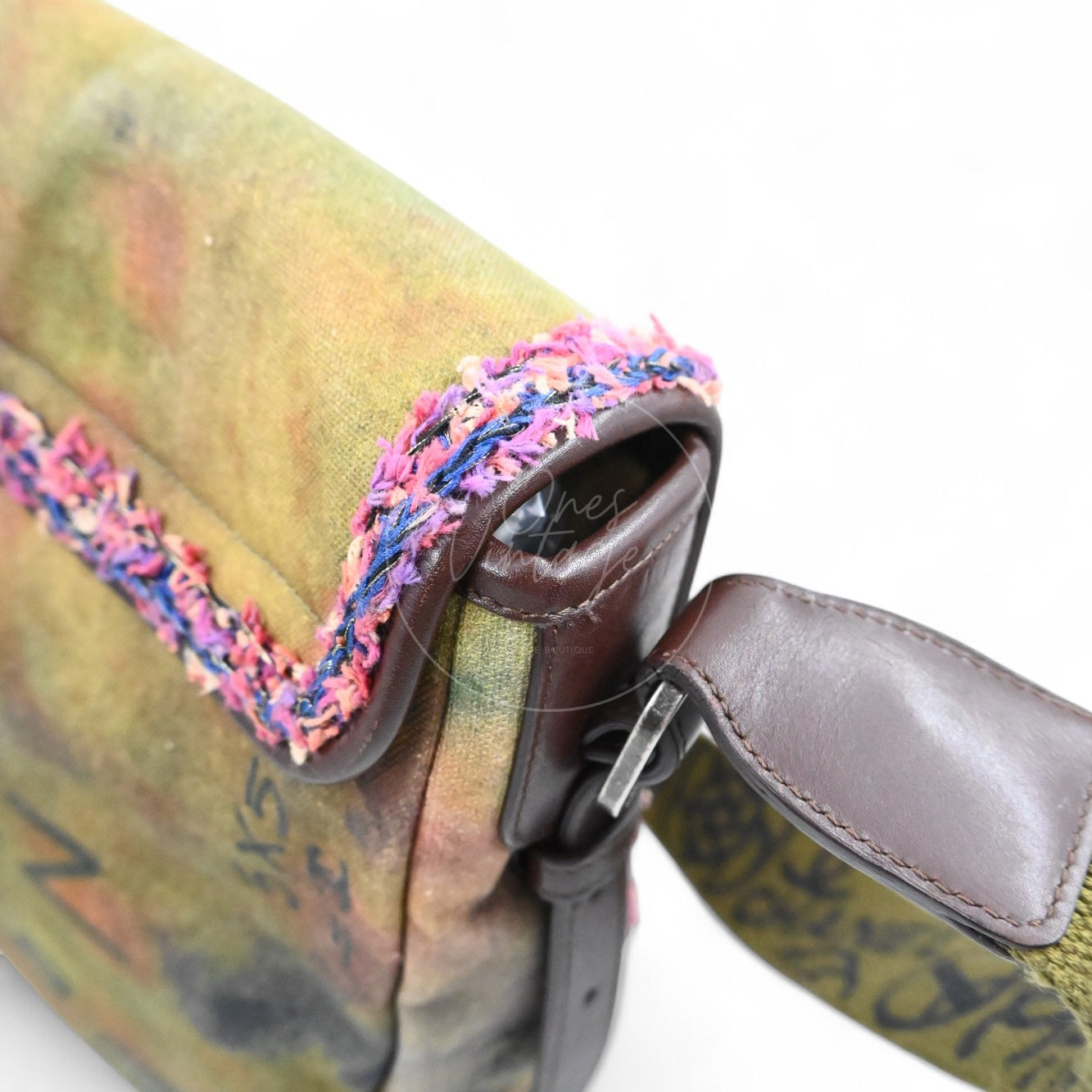 [Pre-owned] Chanel Graffiti Canvas On The Pavements Green Series 20 Messenger Bag