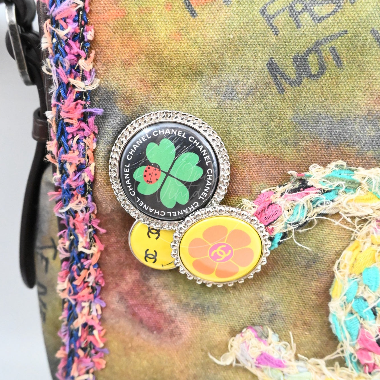 [Pre-owned] Chanel Graffiti Canvas On The Pavements Green Series 20 Messenger Bag