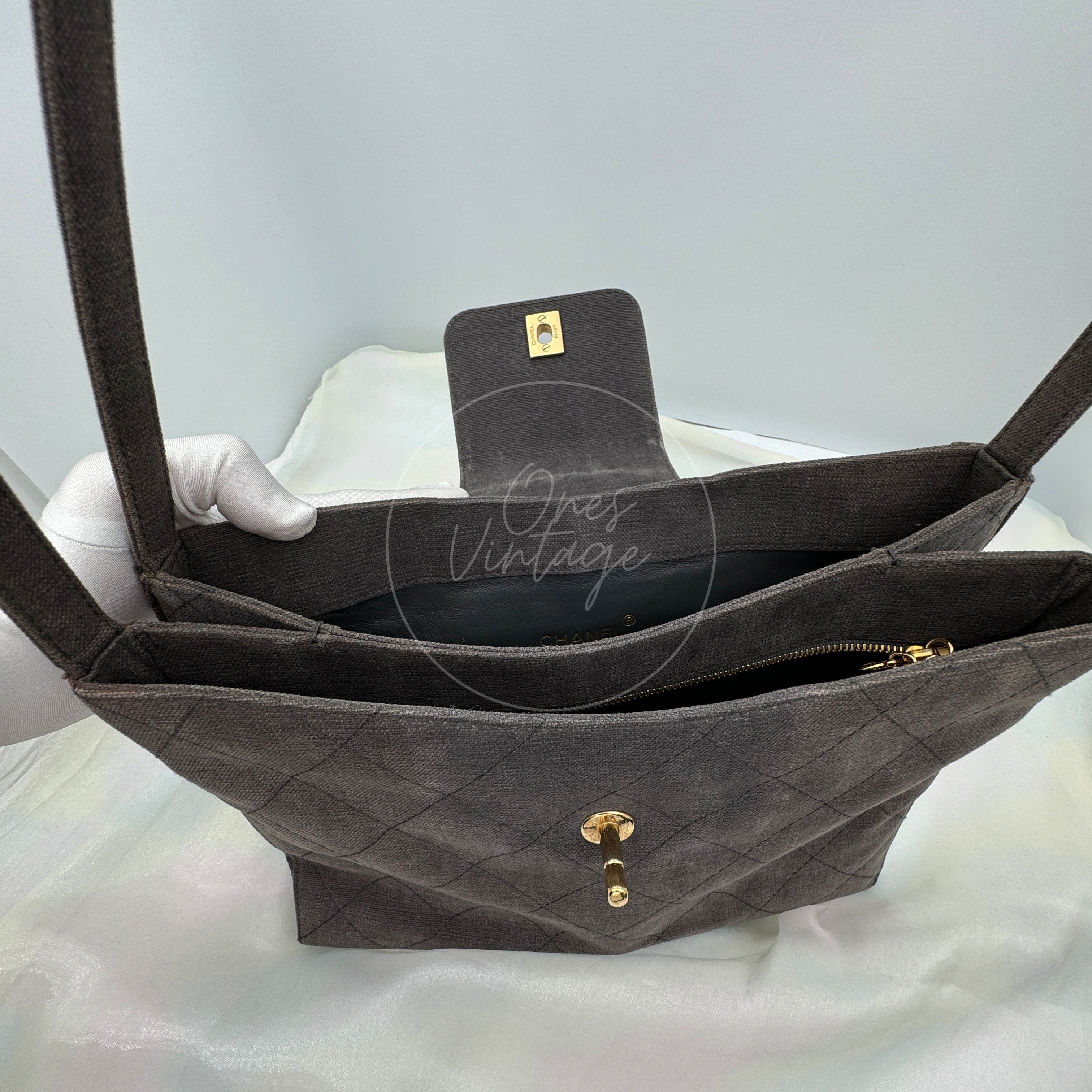 [Pre-owned] Chanel Grey Matelasse Canvas Shoulder Bag