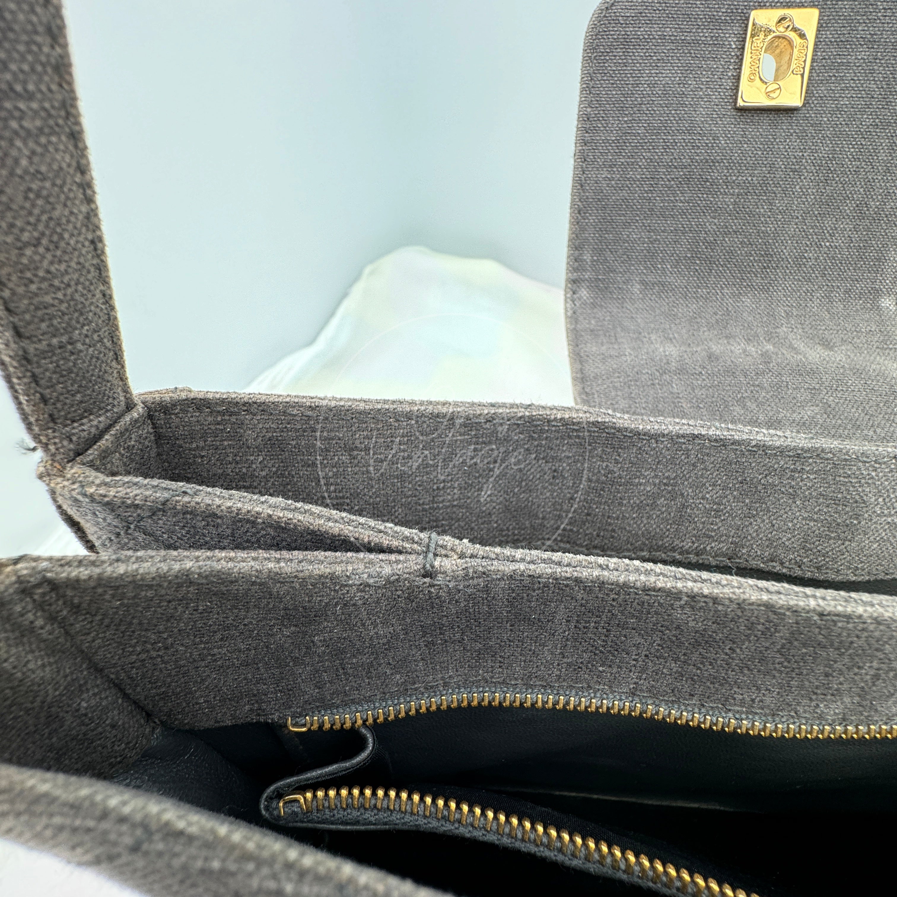 [Pre-owned] Chanel Grey Matelasse Canvas Shoulder Bag